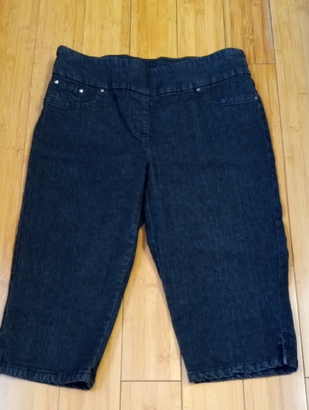 Black Denim Capri Pull on Pants with Split Hem Women's Size 8.